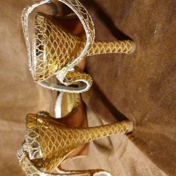 Stuart Weitzman for Russell & Bromley Gold Stilleto Sandals 7.5 - Picture 2 of 13